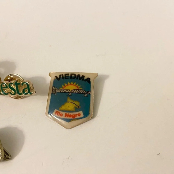 Vintage Lot of 6 Assorted Pins Venezuela Rio Negro Sevilla Ville de Baie Comeau - Picture 7 of 16